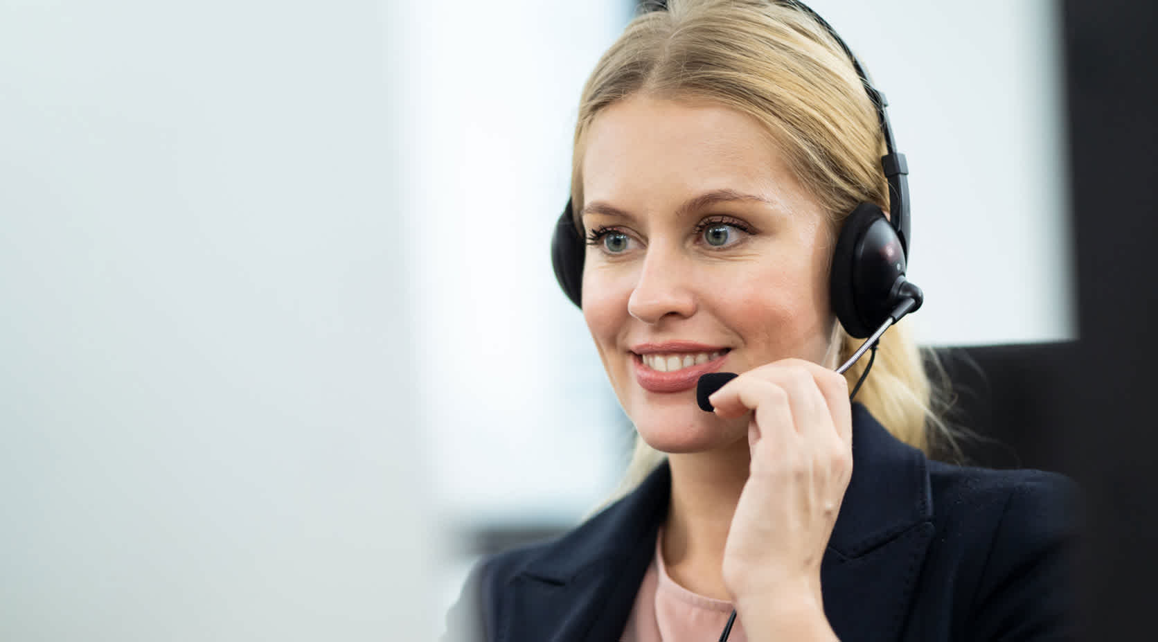 Frau im Service-Center berät Kunden