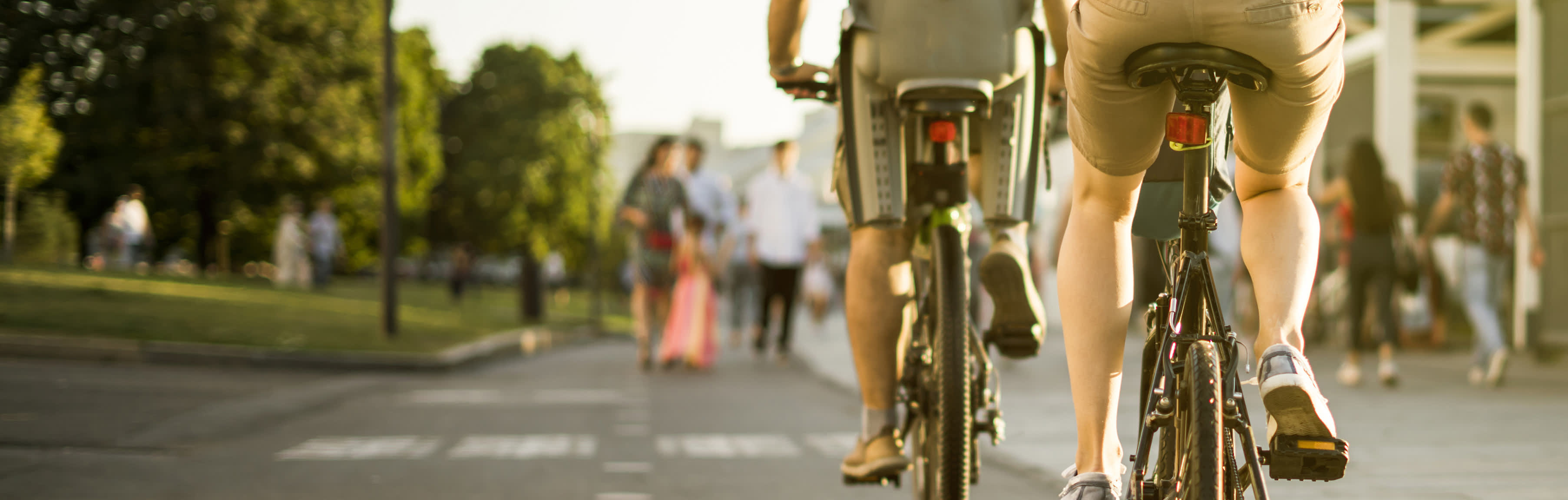 Familie unternimmt einen Ausflug mit dem Fahrrad