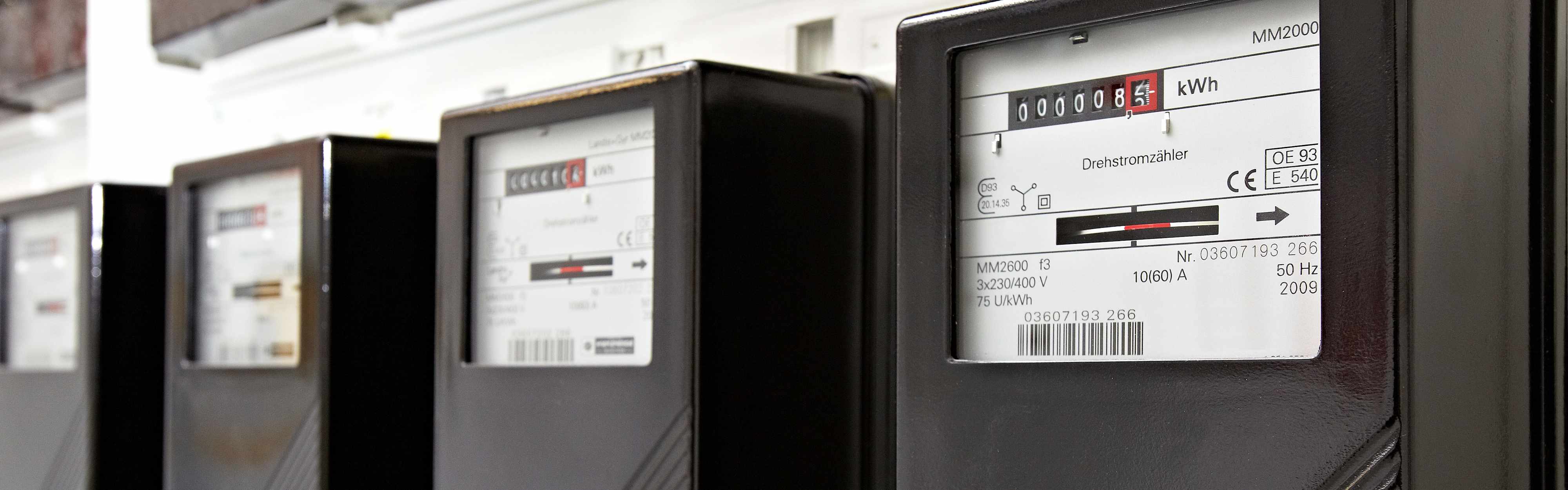 Mehrere Ferraris-Stromzähler in einem Schaltschrank