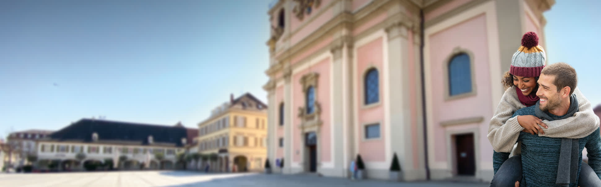 Junges Paar auf dem Marktplatz der barocken Stadt Ludwigsburg