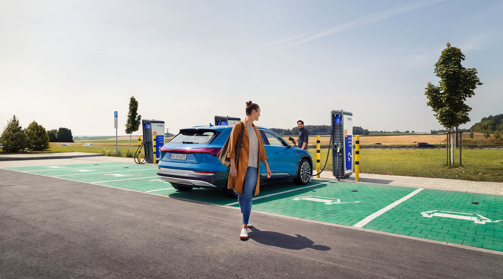 Pärchen am Parkplatz nach dem Laden ihres E-Autos