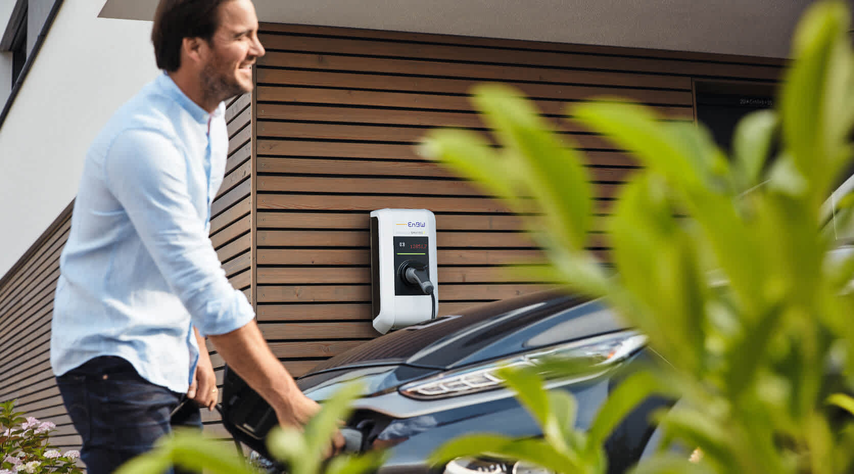 Mann lädt Tesla Model S mit SENEC.Wallbox.pro auf