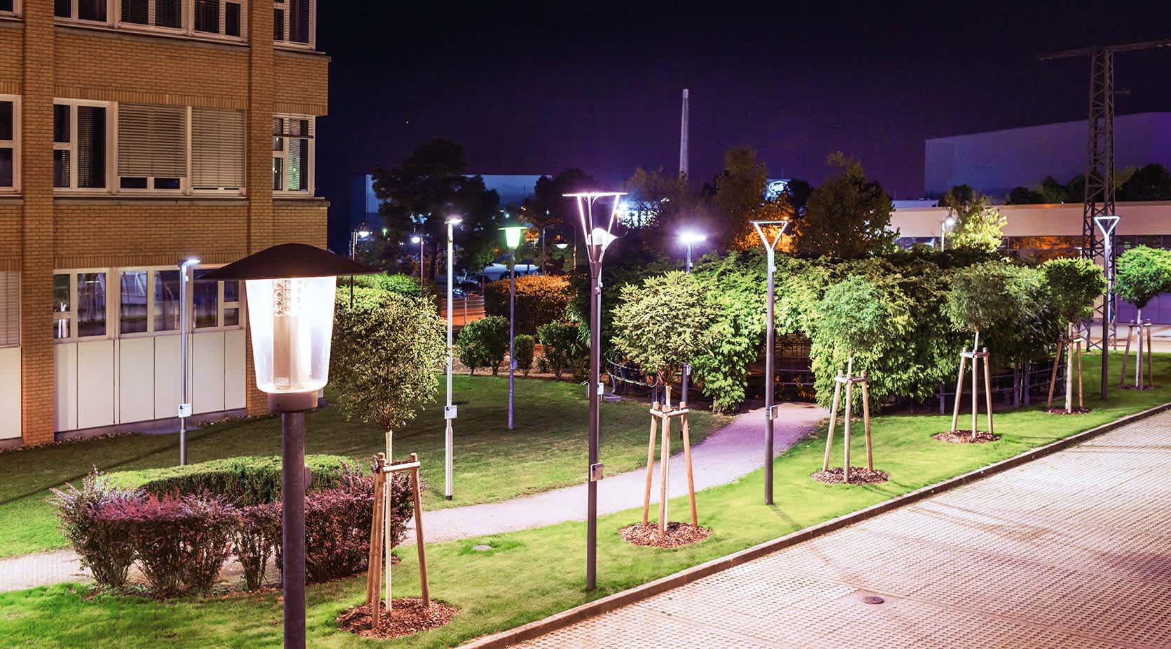 Verschiedene LED-Laternen auf dem Gelände des Lichtinnovationszentrums der Netze BW