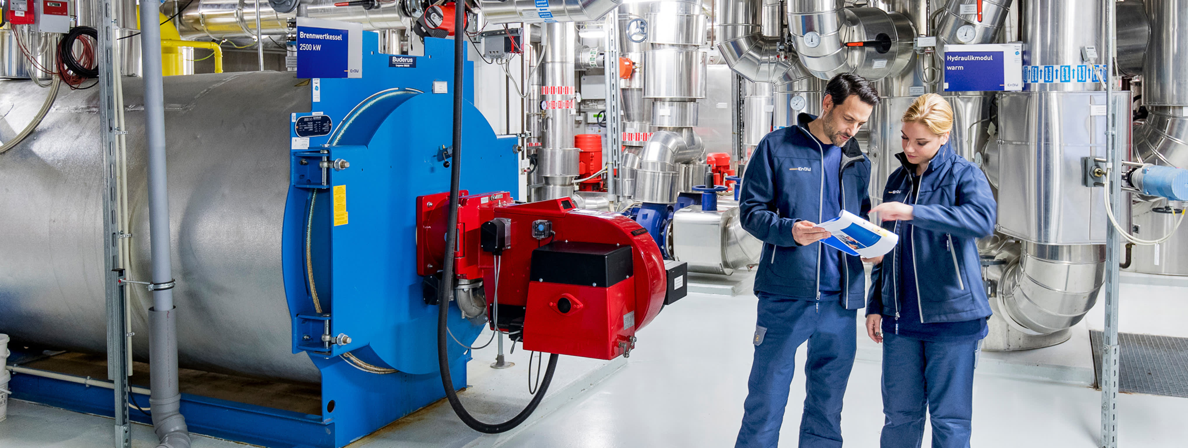 EnBW-Mitarbeiter bei der Effizienzanalyse einer Anlage