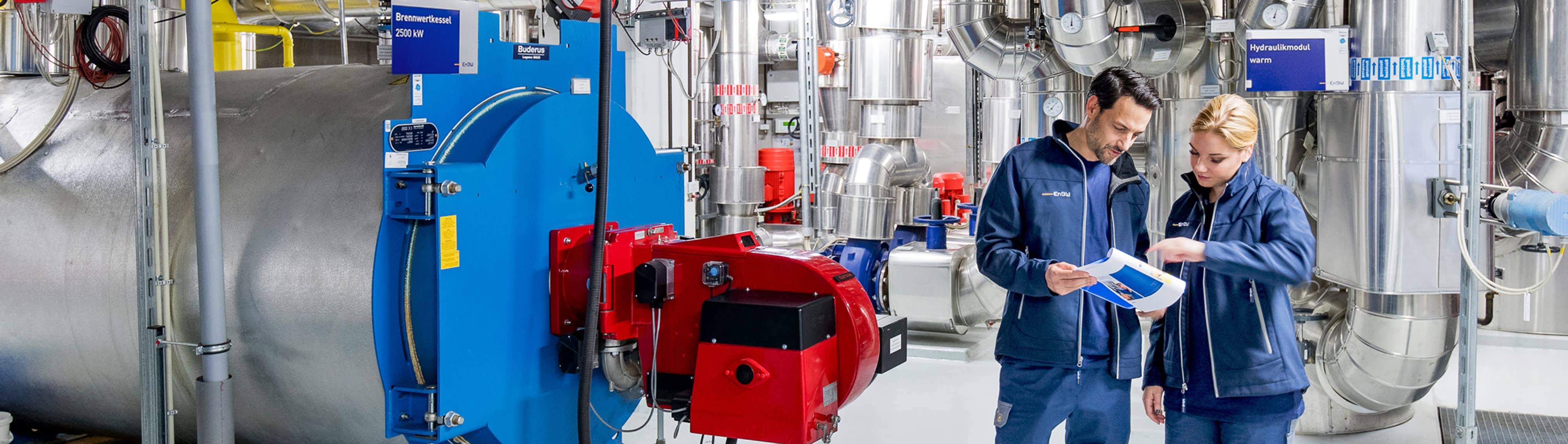 EnBW-Mitarbeiter bei der Effizienzanalyse einer Anlage