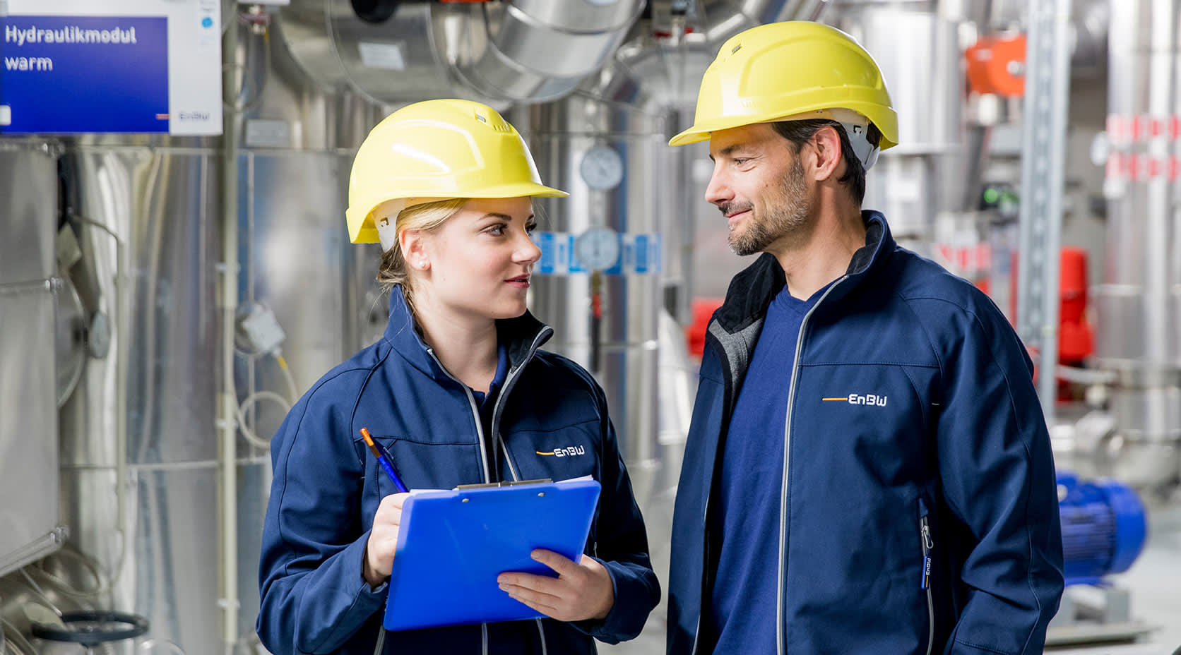 EnBW-Mitarbeiter bei einer Anlagenprüfung