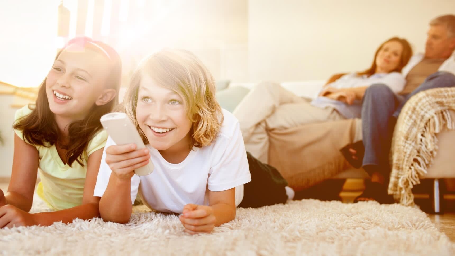 Mädchen und Junge mit Fernbedienung
