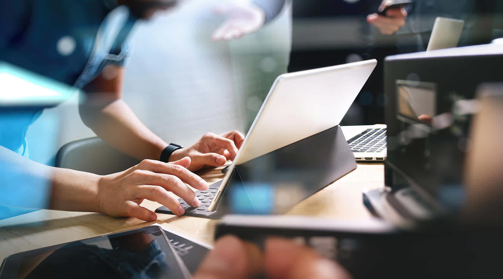 IT-Techniker nutzt verschiedene Geräte für Support-Aufträge
