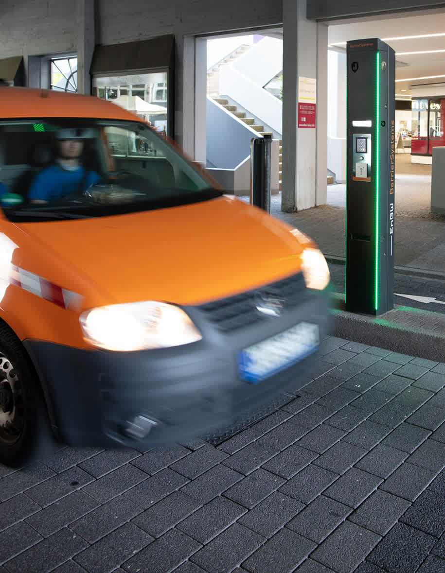 Ein Kommunalfahrzeug passiert eine Stele der EnBW BarrierSystems