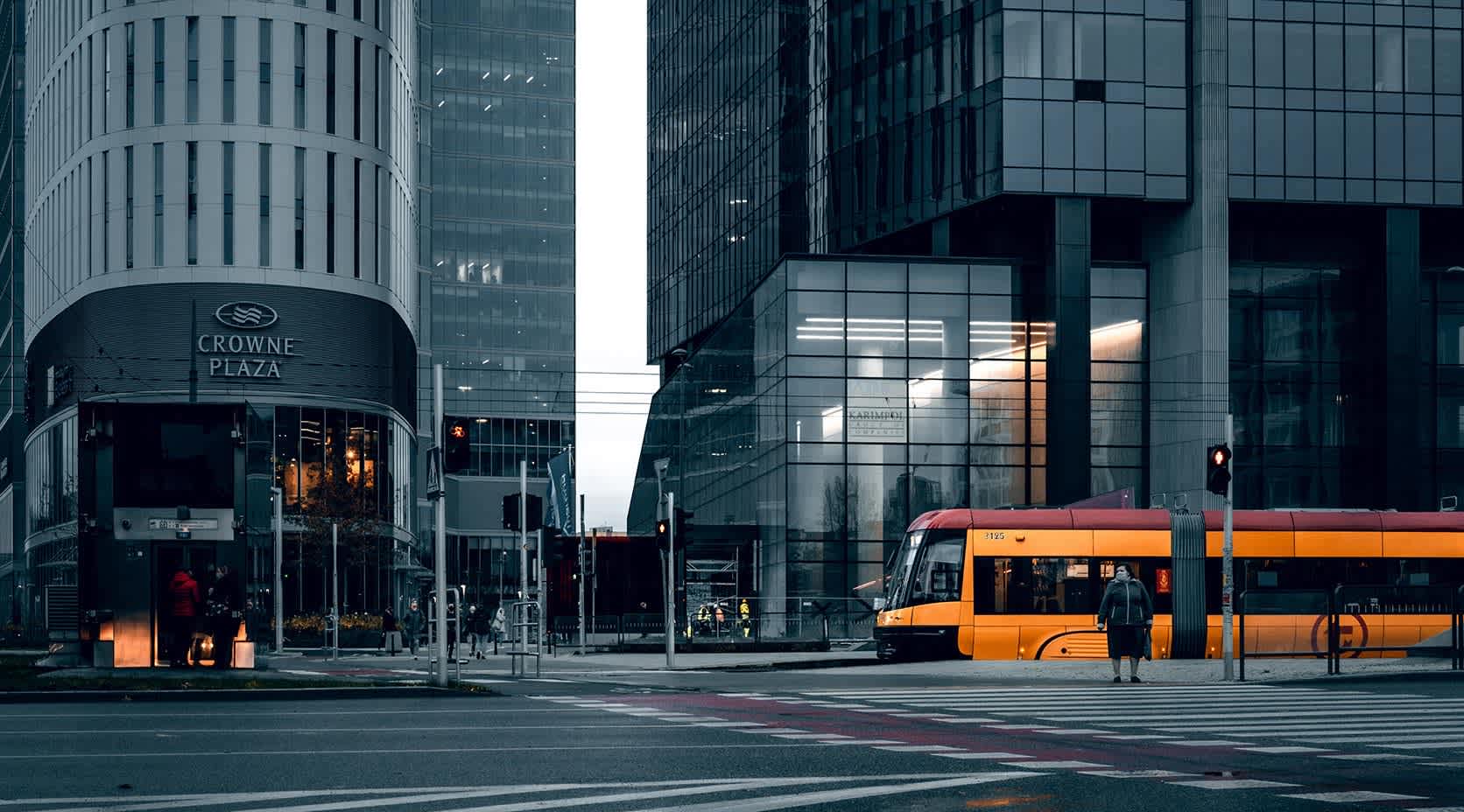 Straßenbahn hält an Haltestelle in Innenstadt (Quelle: https://www.pexels.com/de-de/foto/stadt-strasse-wasser-blau-5837058/)