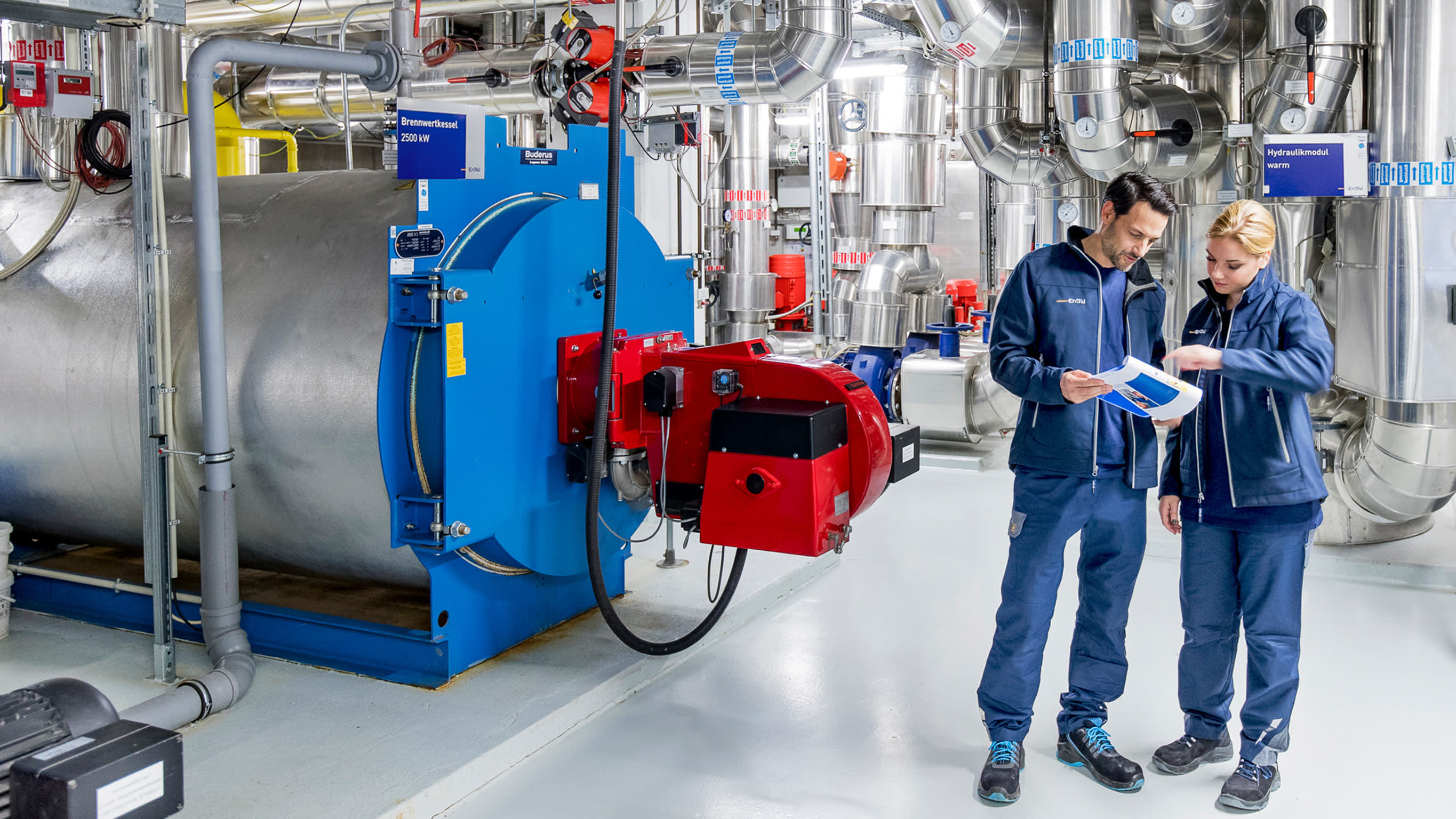 EnBW-Mitarbeiter bei der Effizienzanalyse einer Anlage