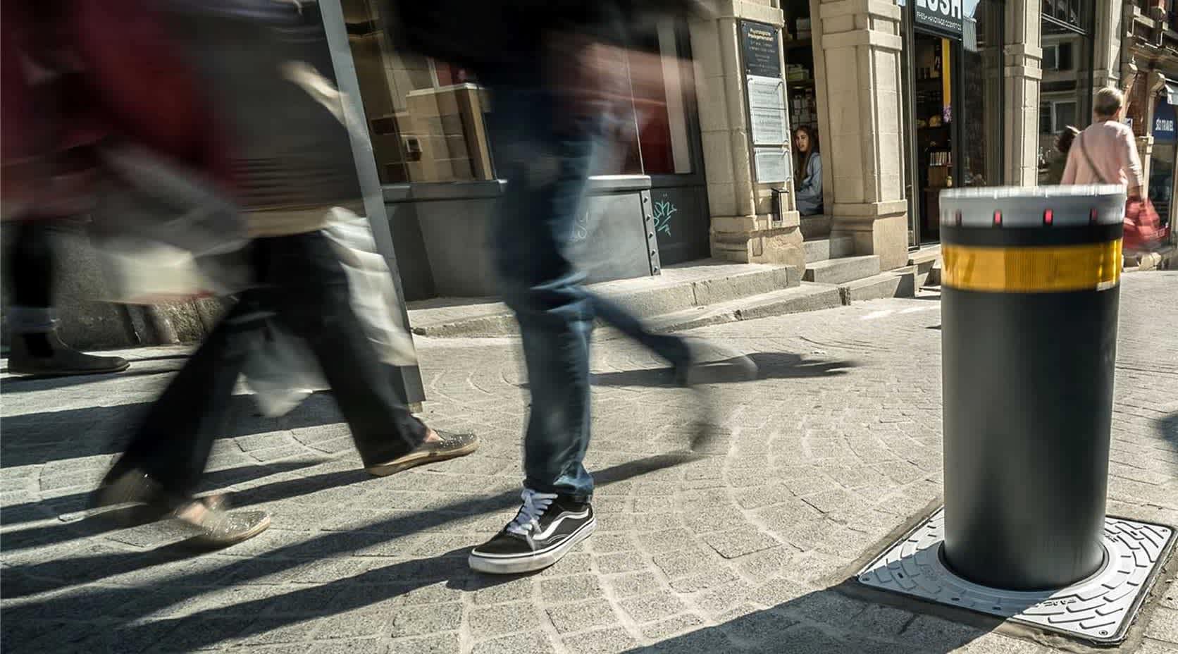 Ausgefahrene Sperranlage in einer Fußgängerzone