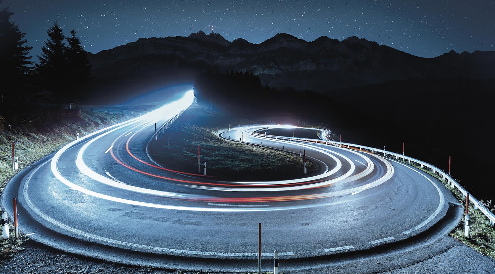Serpentine mit Langzeitbelichtung bei Nacht