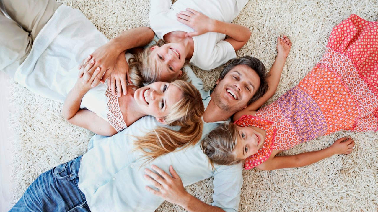 Geld gespart: Familie freut sich über erfolgreichen Stromanbieter-Wechsel.