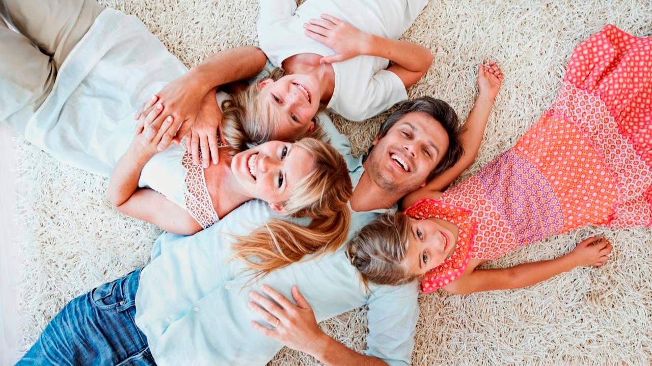 Familie freut sich über erfolgreichen Stromanbieter-Wechsel