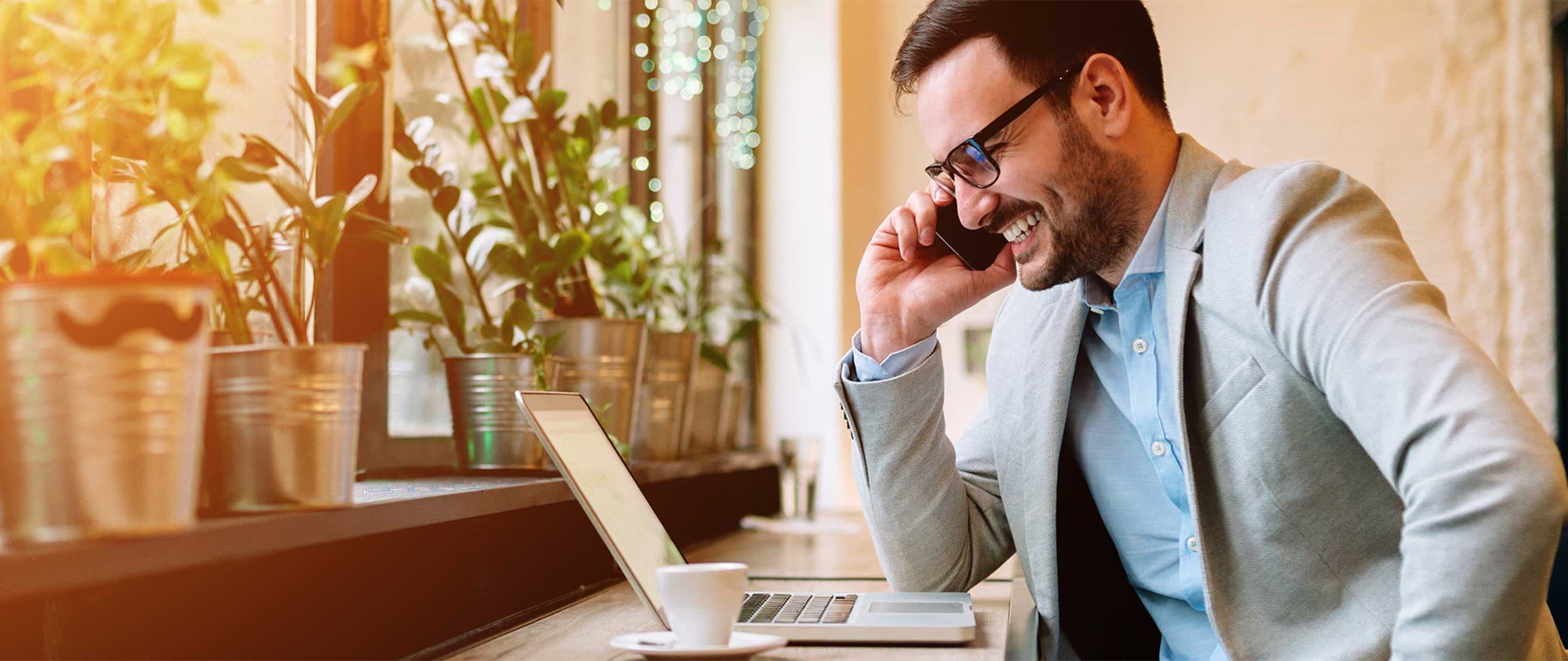 Mann arbeitet im Café