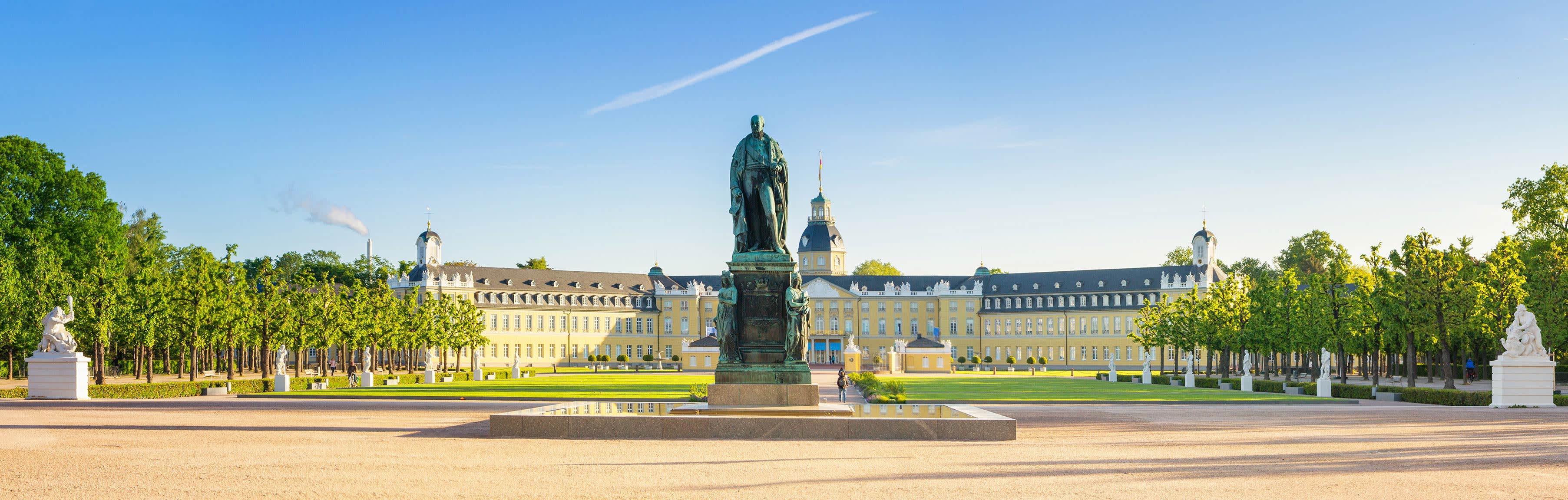 Das Schloss in Karlsruhe mit Statue im Vordergrund