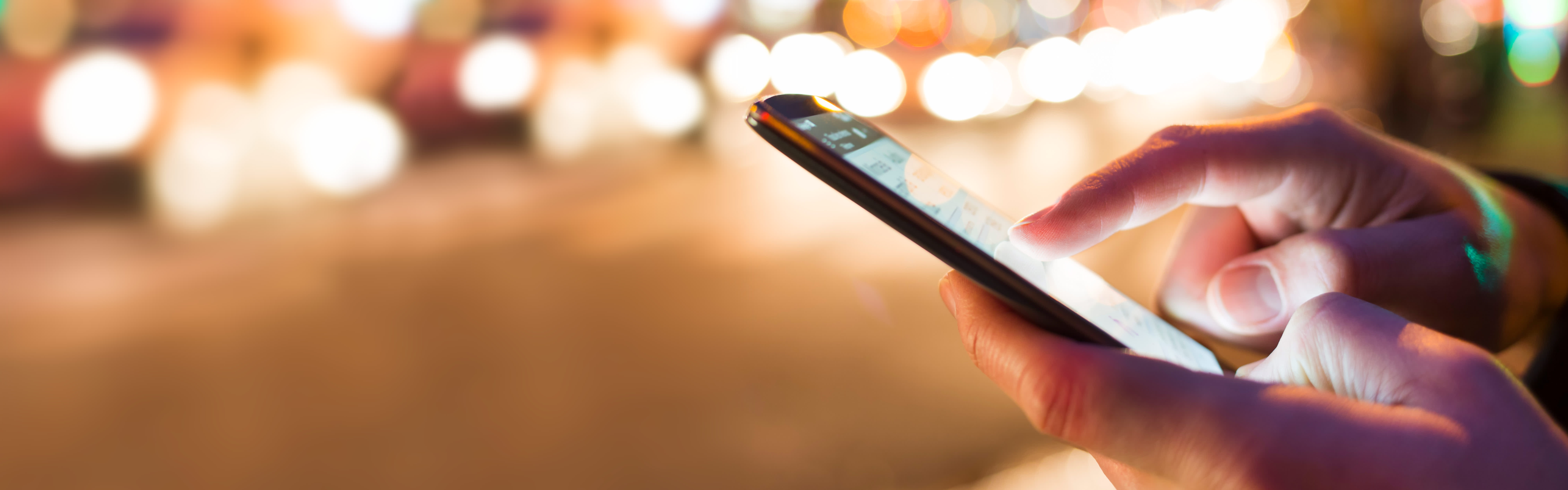 Mann tippt auf Smartphone