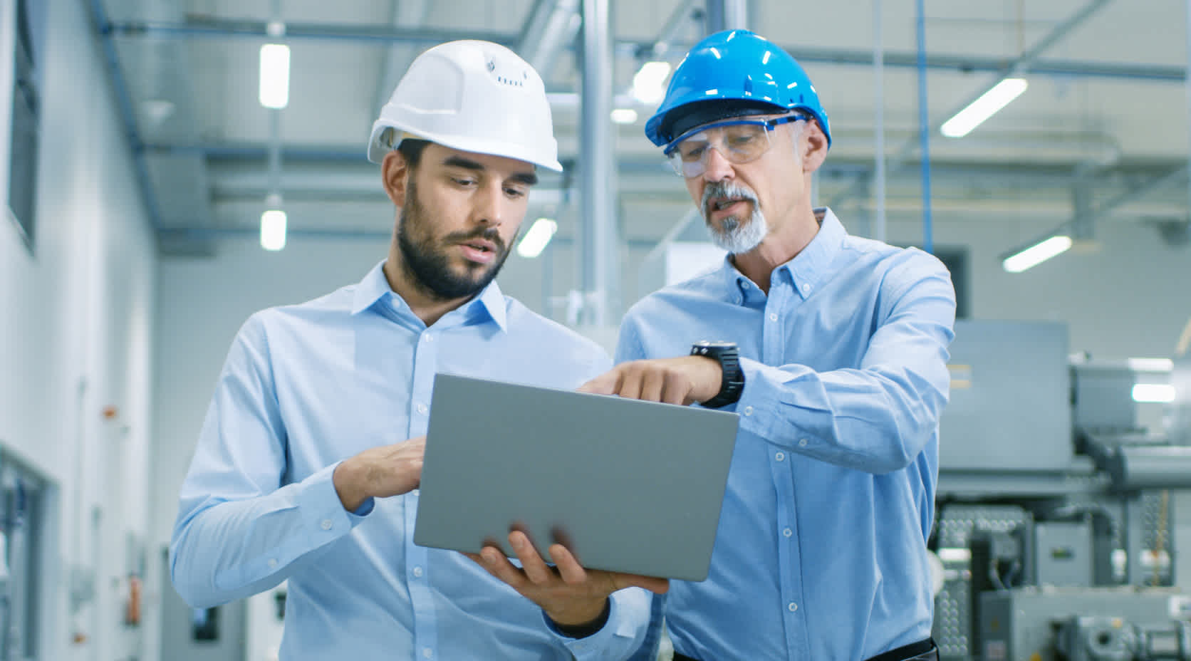 Zwei Manager besprechen Energieverbrauch im Unternehmen