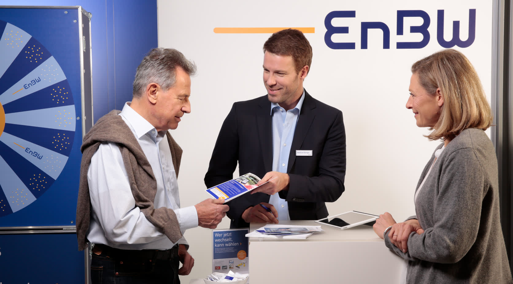 Interessierte Besucherin im Gespräch mit EnBW-Mitarbeiter