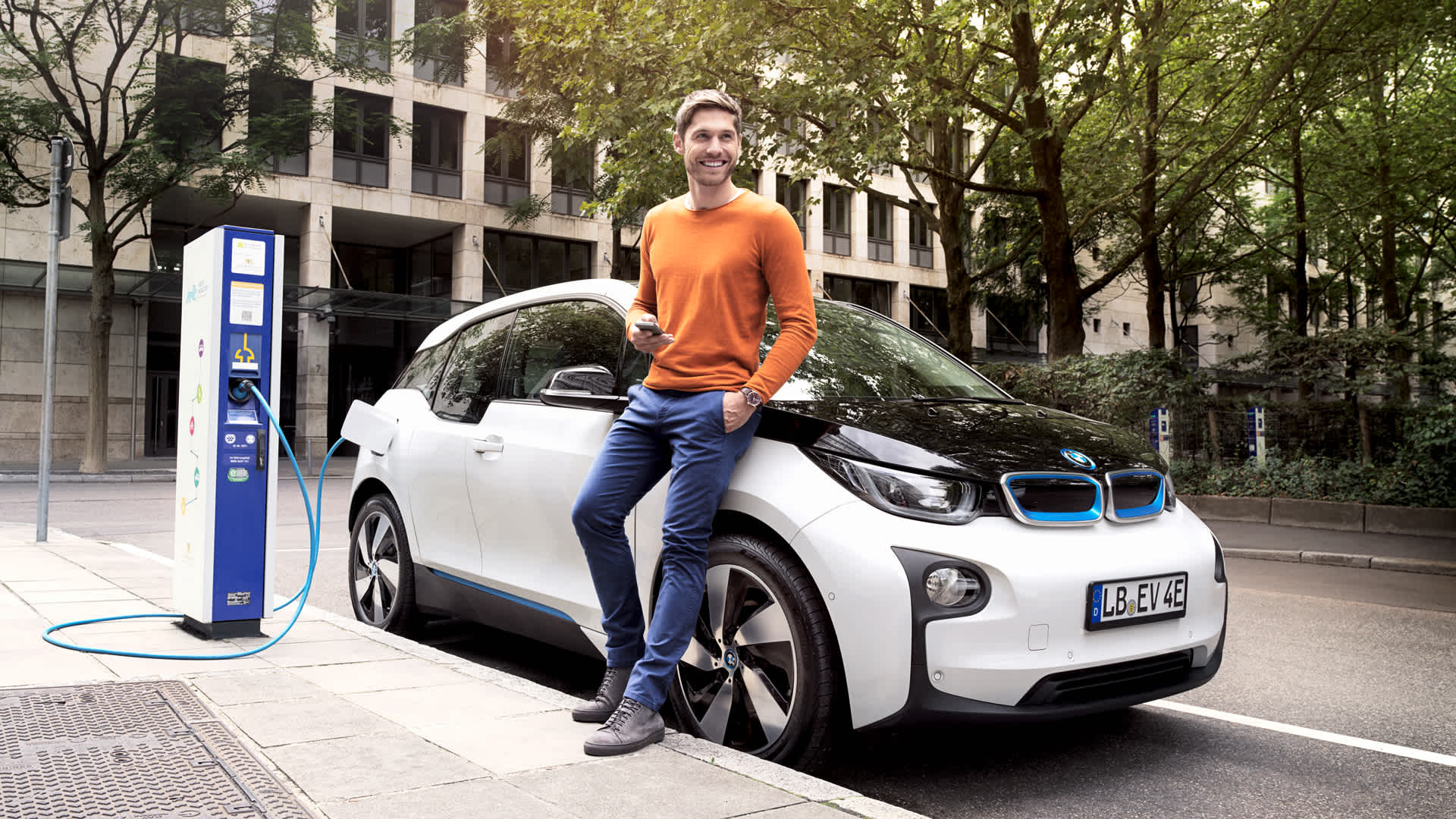Elektroauto lädt an einer EnBW Ladestation
