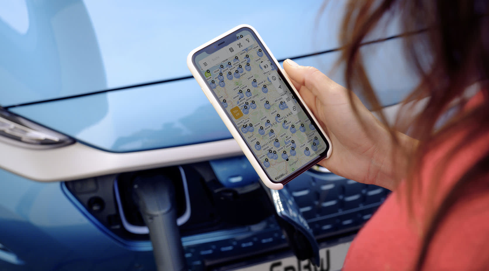 Frau prüft die EnBW mobility+ App über ihr iPhone