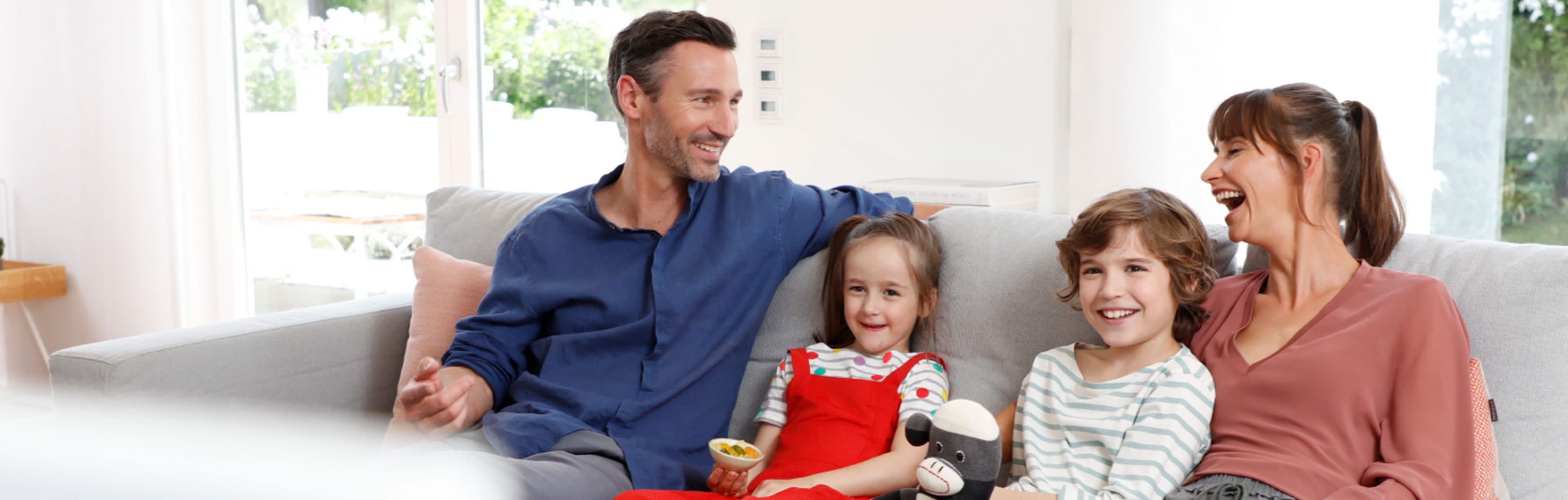 Zufriedene EnBW-Kunden zu Hause mit Kindern