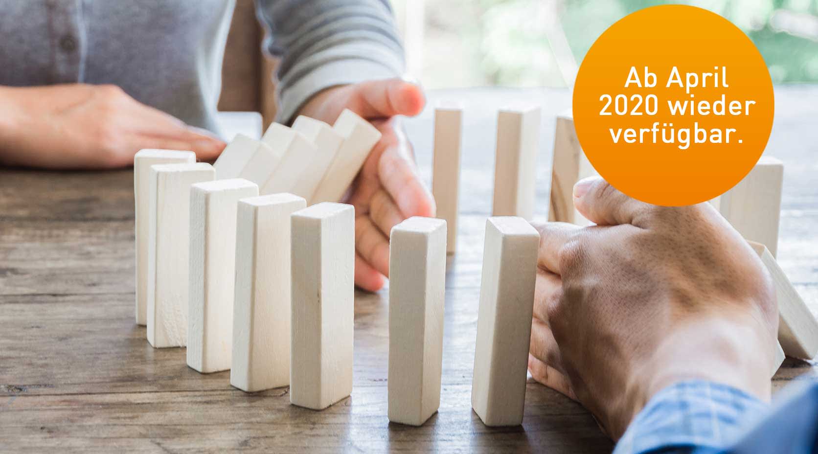 Zwei Männer spielen Domino