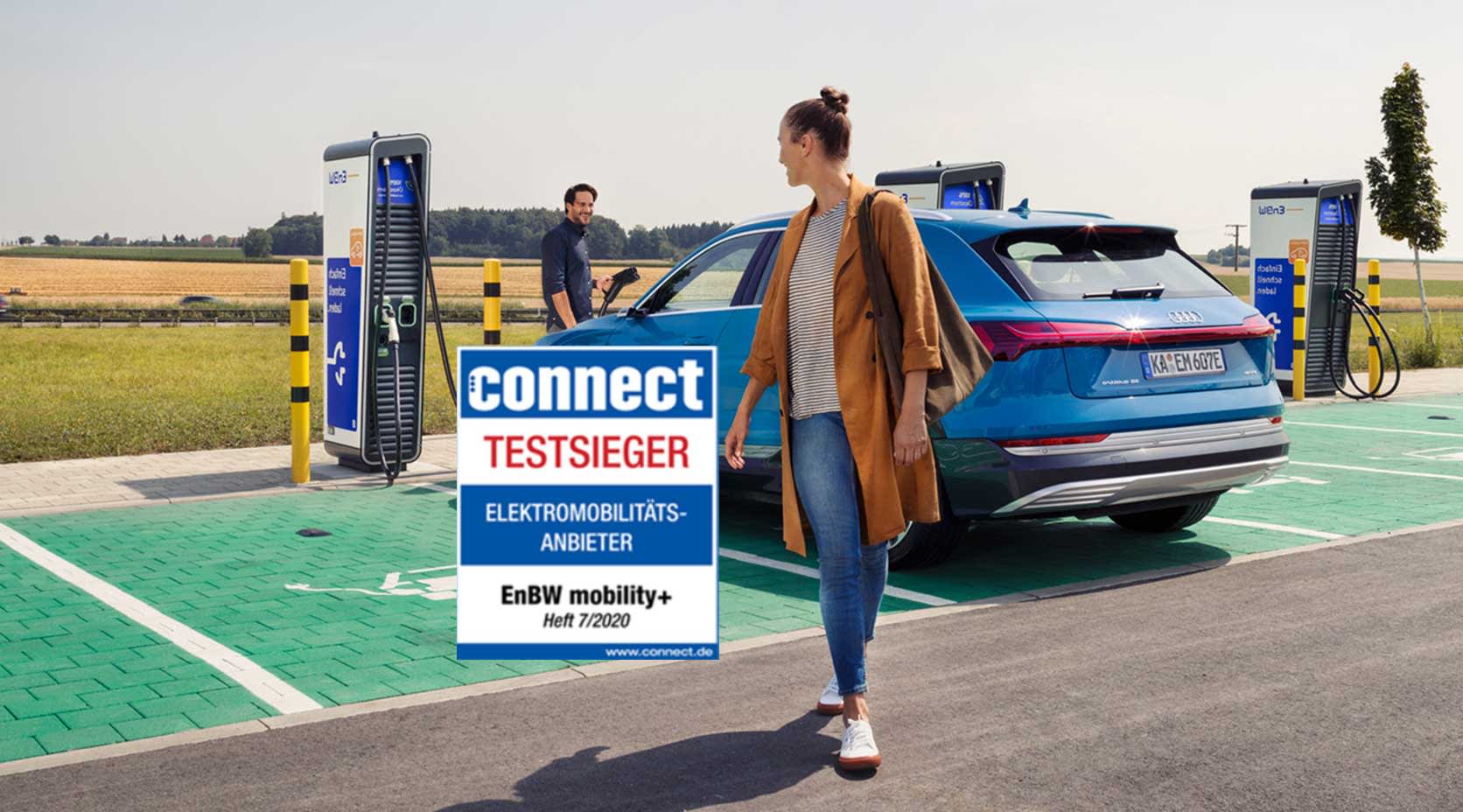 Frau schaut auf blaues E-Auto; E-Auto lädt an EnBW Ladestation