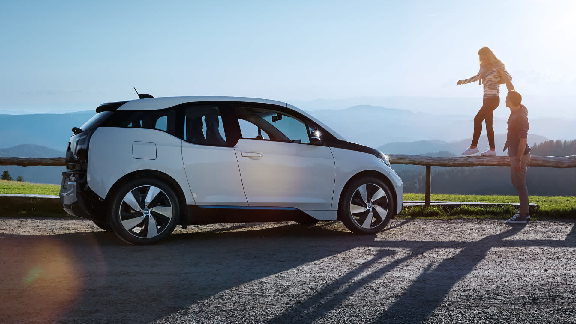 E-Auto parkt an einer Landstrasse