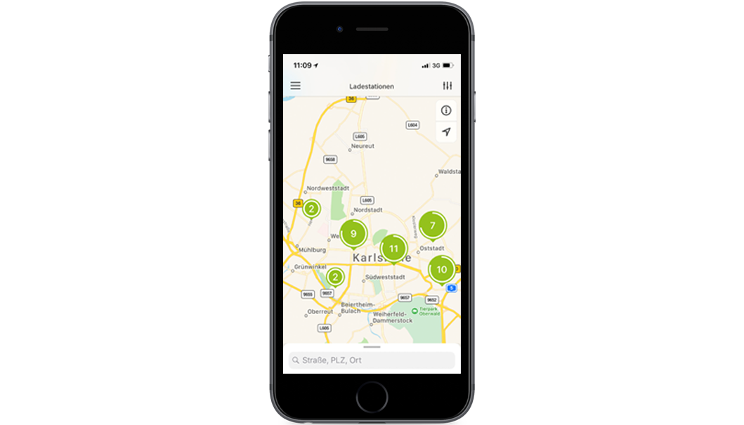 Handy mit Screen der EnBW mobility+ App: Funktion Ladestationen finden
