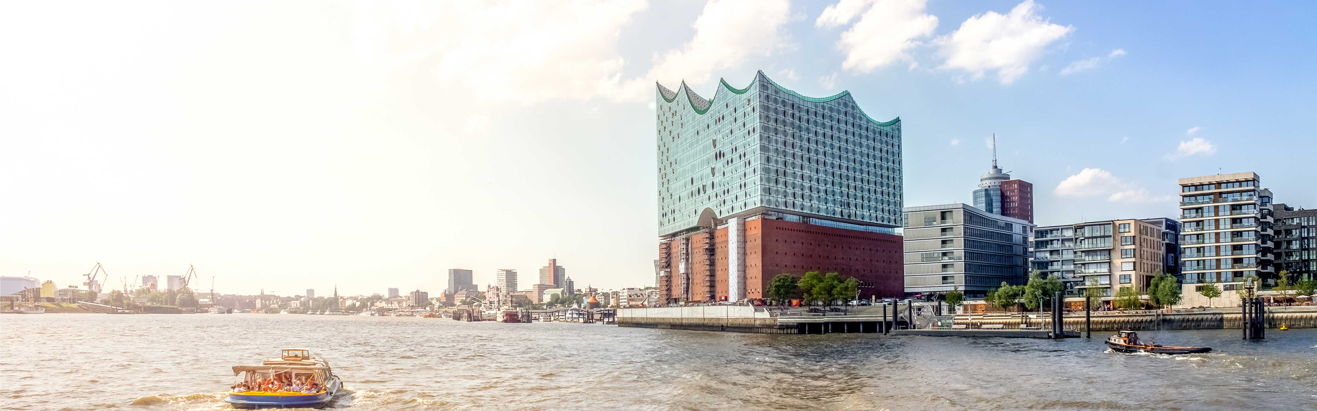 Ansicht Hamburg Hafen und Elbphilharmonie