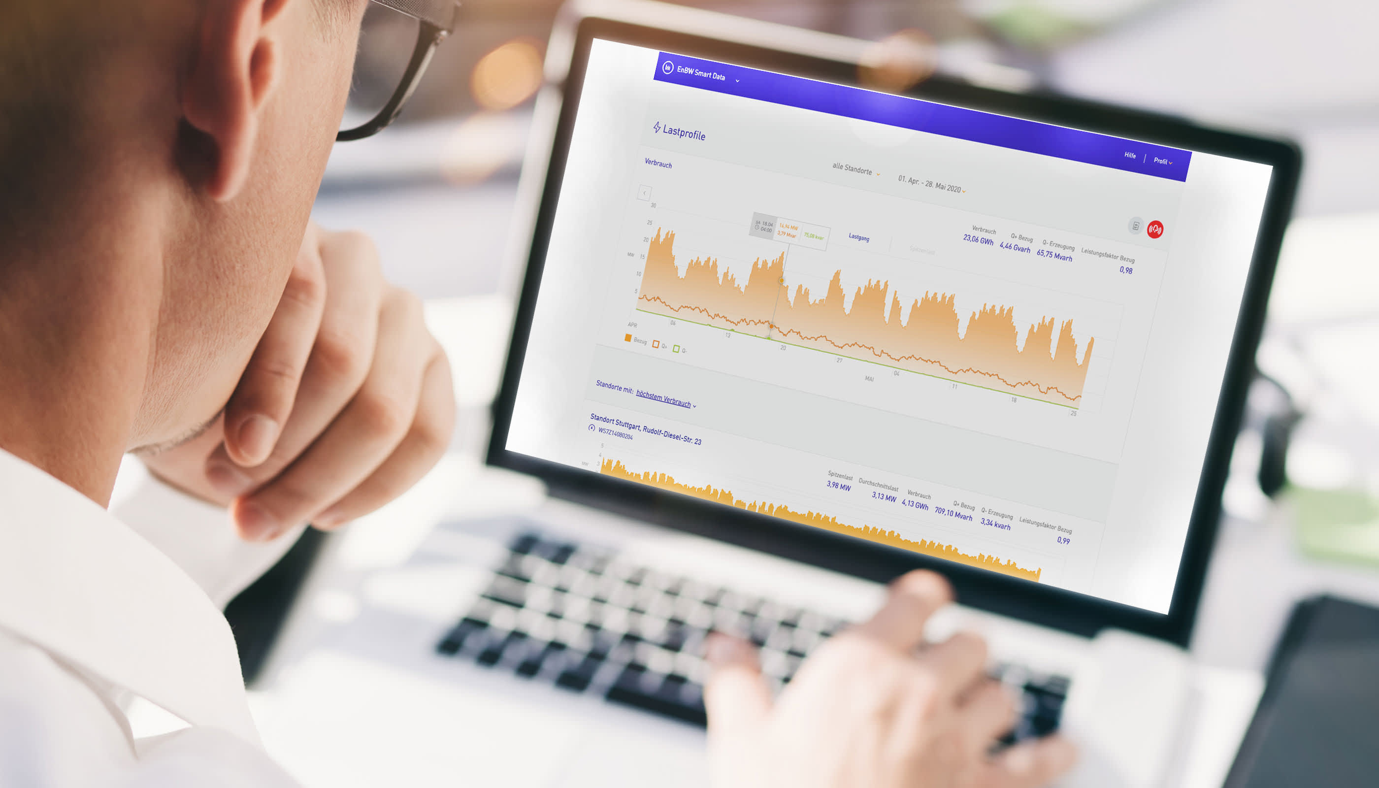 Mann schaut sich auf Laptop EnBW Smart Energy Suite an