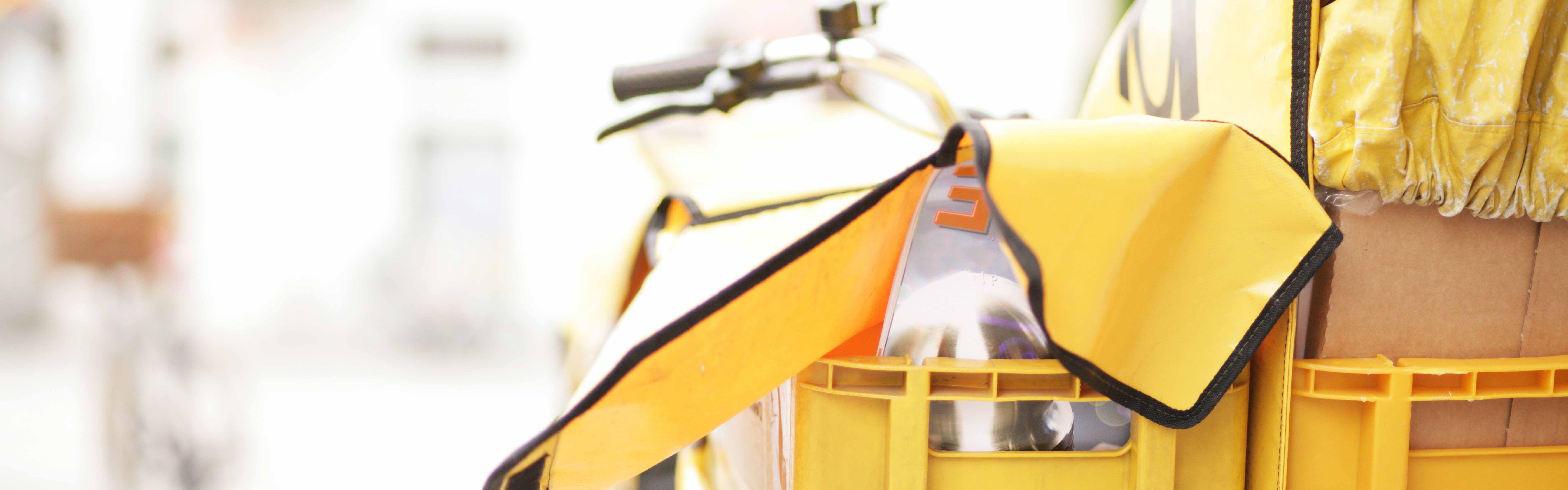 Gelbes Post-Fahrrad mit Briefen