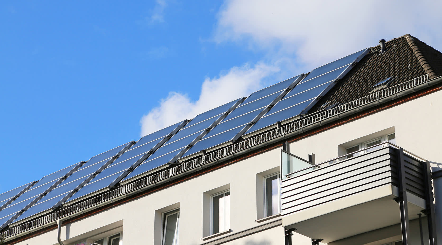 Solaranlage auf einem Hausdach installiert