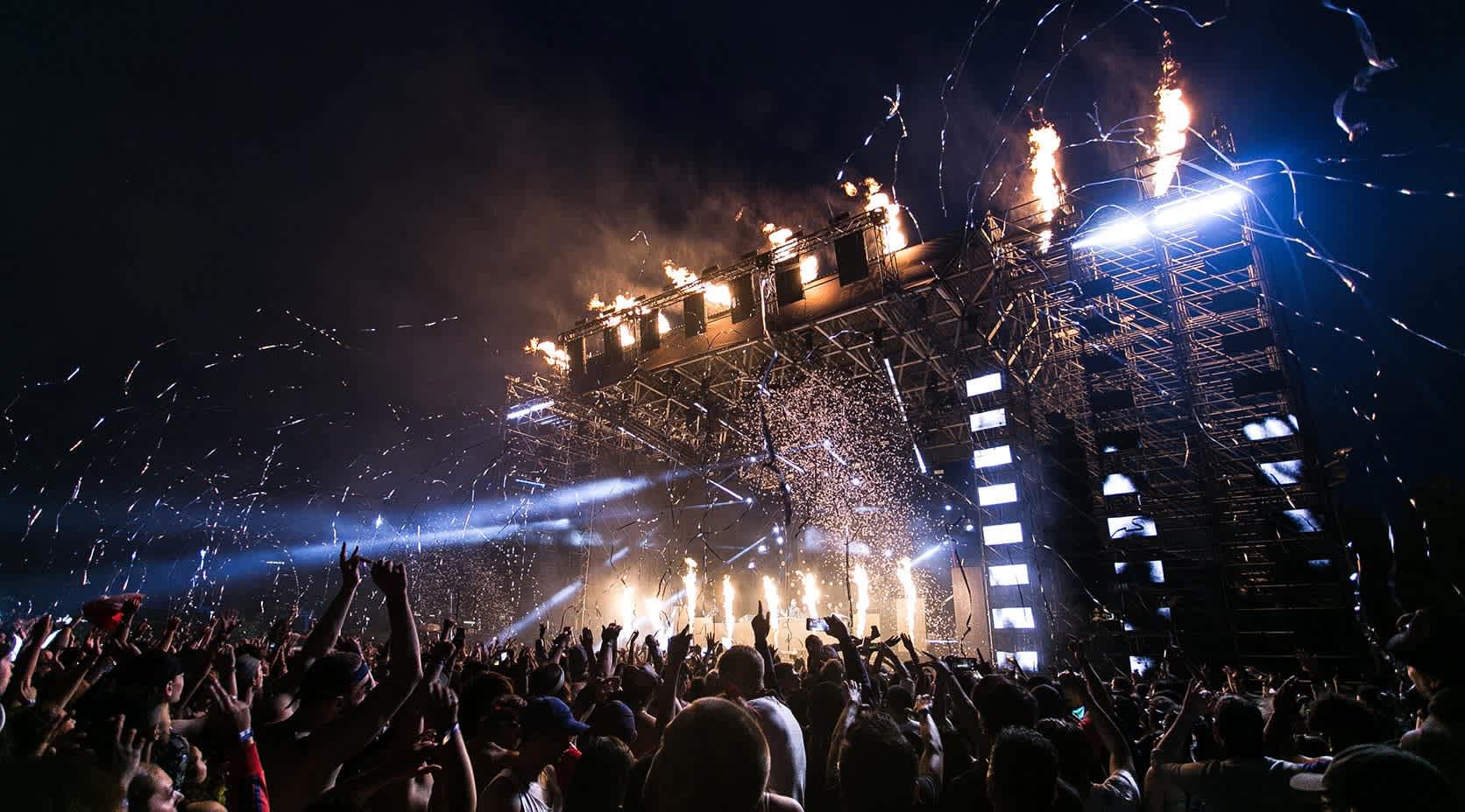 Freilichtkonzert mit Pyrotechnik (Quelle: https://www.pexels.com/de-de/foto/leute-die-ein-konzert-haben-1190297/)