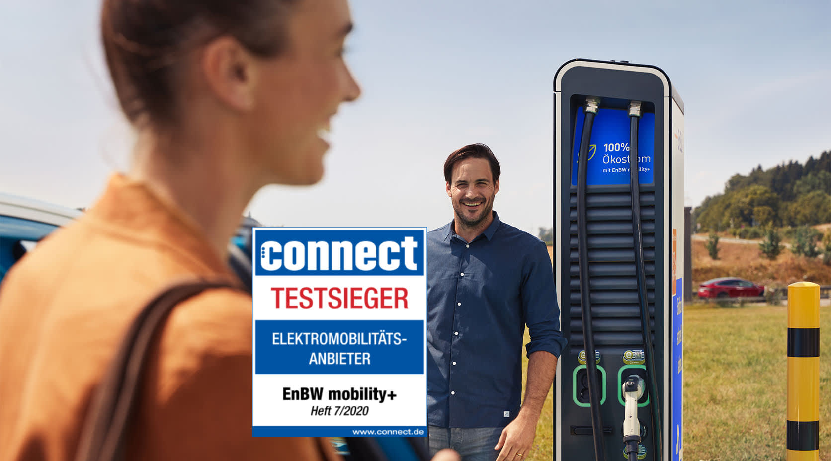 Mann lädt blaues E-Auto an EnBW Ladestation
