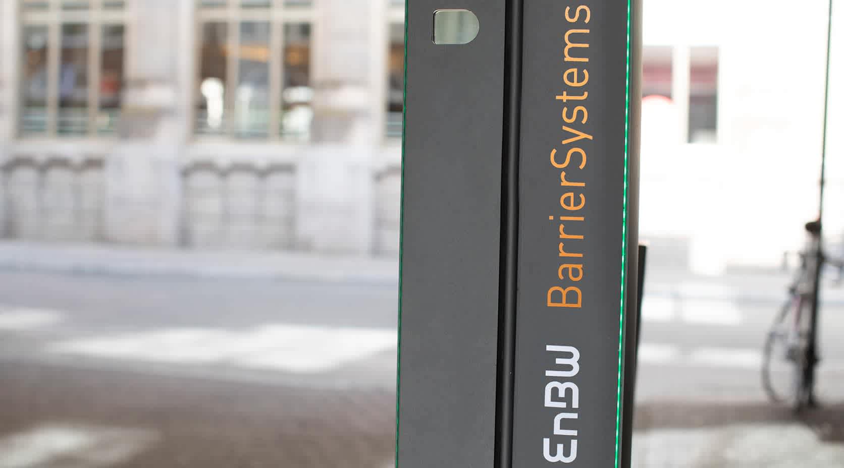 Eine Stele der EnBW BarrierSystems