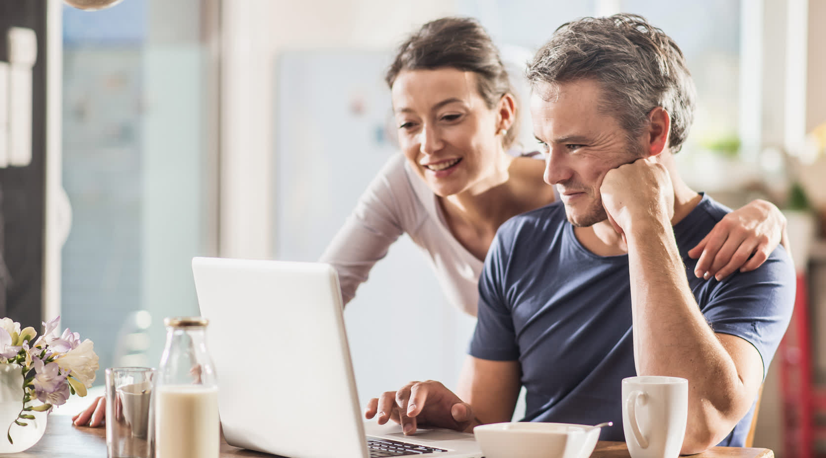 Zufriedene EnBW Kunden sitzen am Laptop