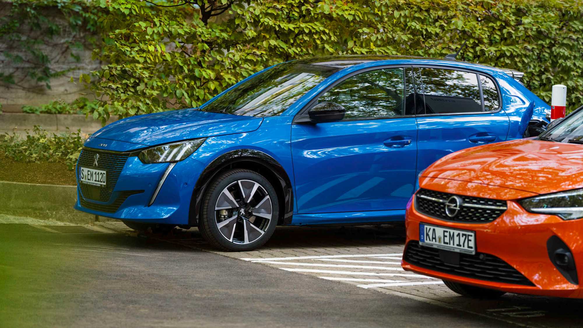 blaues und oranagenes e-Auto auf Parkplatz