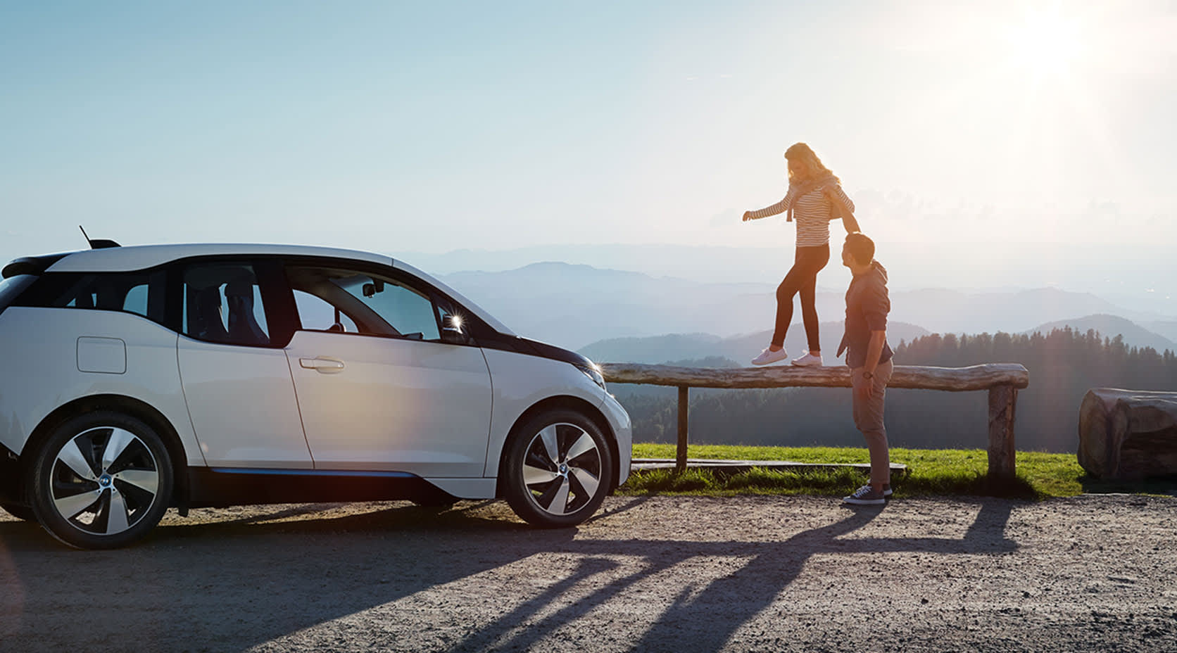 Paar macht Ausflug in die Natur mit Elektroauto