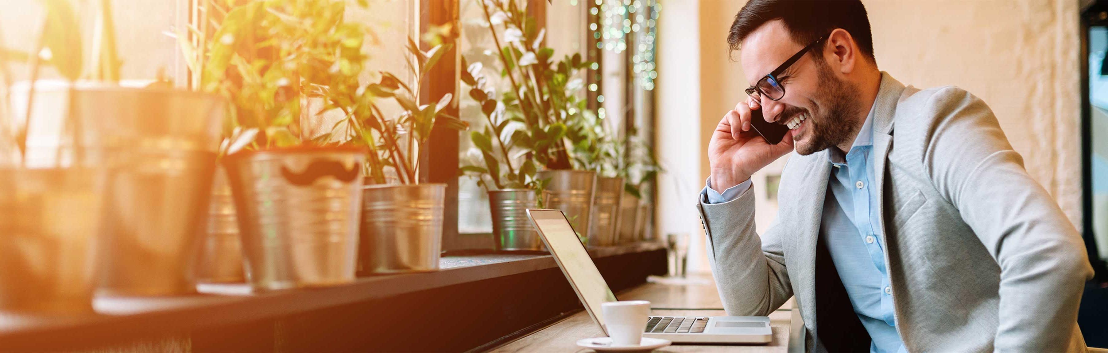 Mann arbeitet im Café