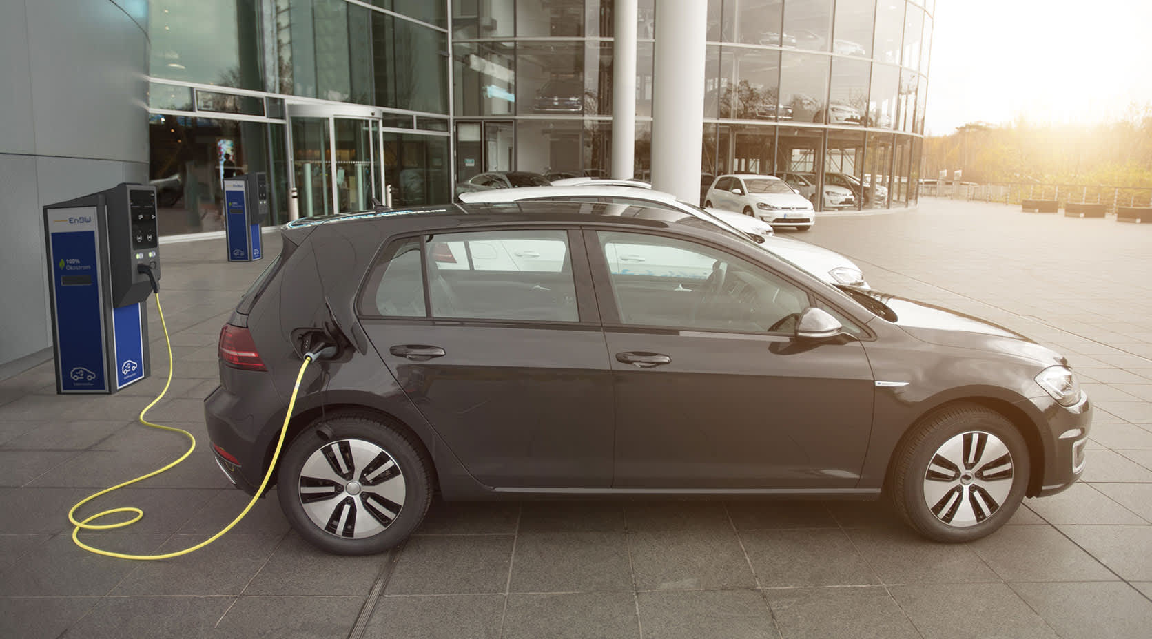 E-Golf vor Bürogebäuden