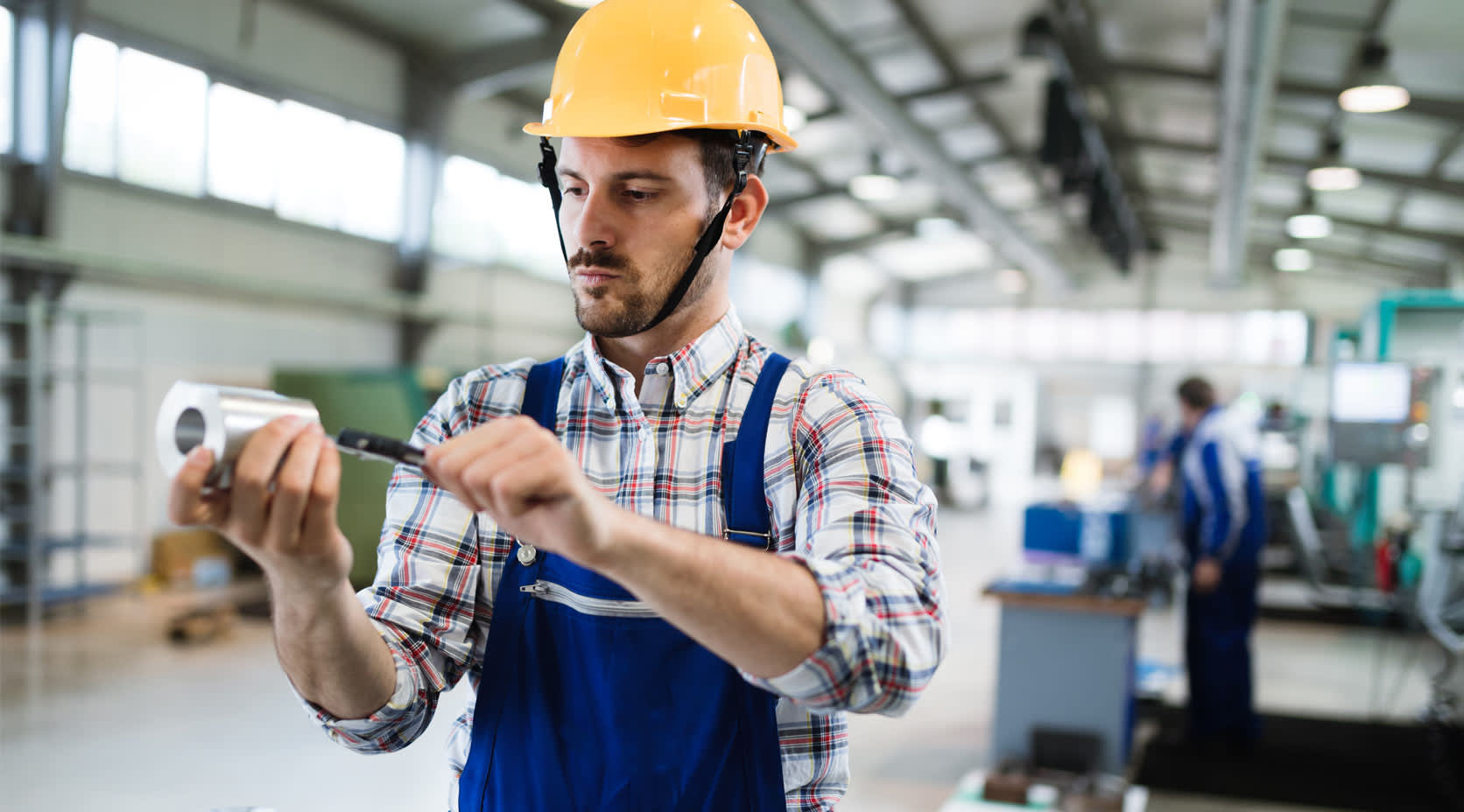 Industrie-Arbeiter in der Fabrikhalle