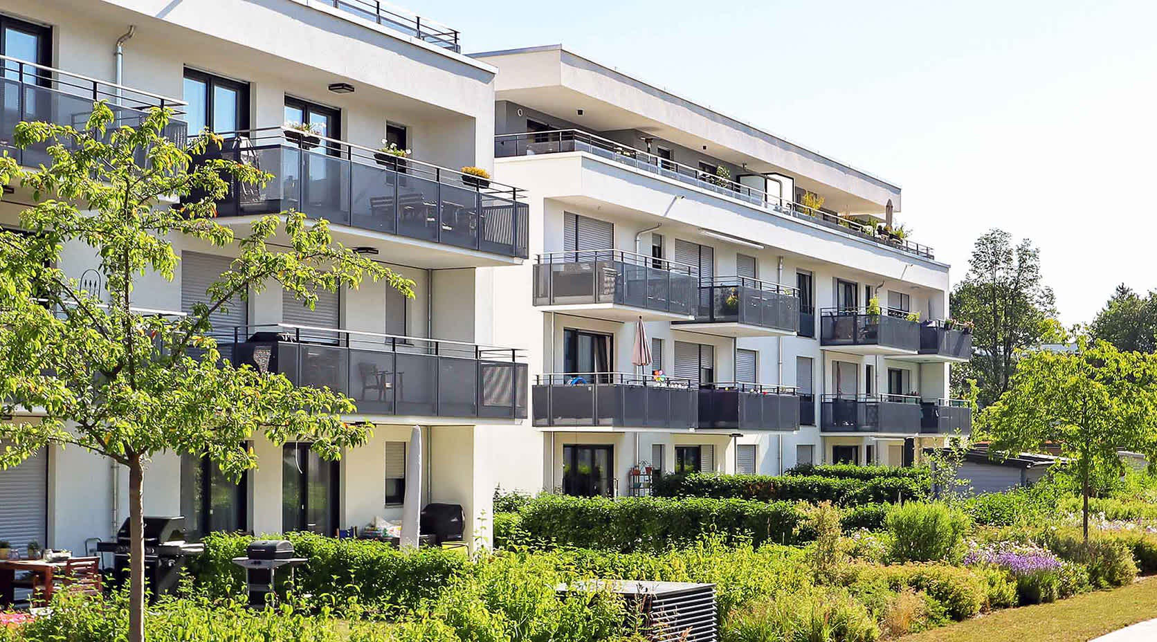 Immobilienkomplex im Sommer MiQmunity