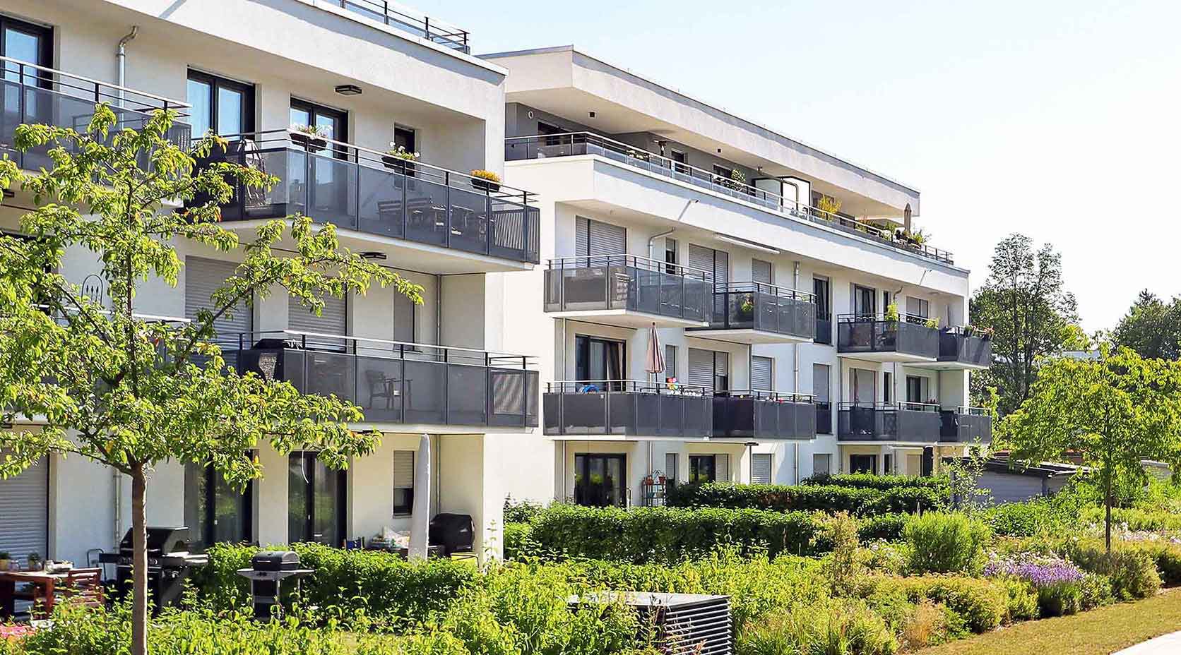 Immobilienkomplex im Sommer MiQmunity