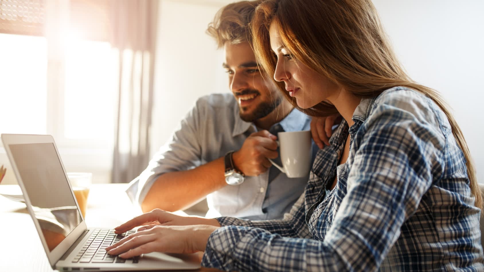 Paar bestellt EnBW Gastarif online