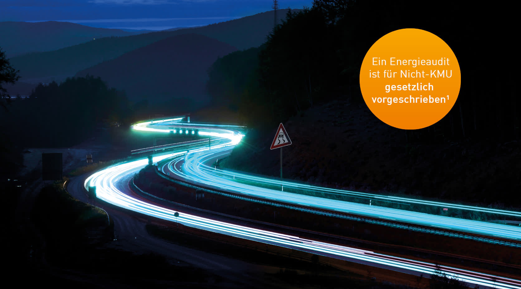 Beleuchtete Straße bei Nacht
