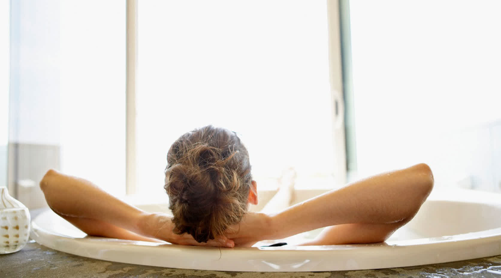 Frau entspannt in Badewanne