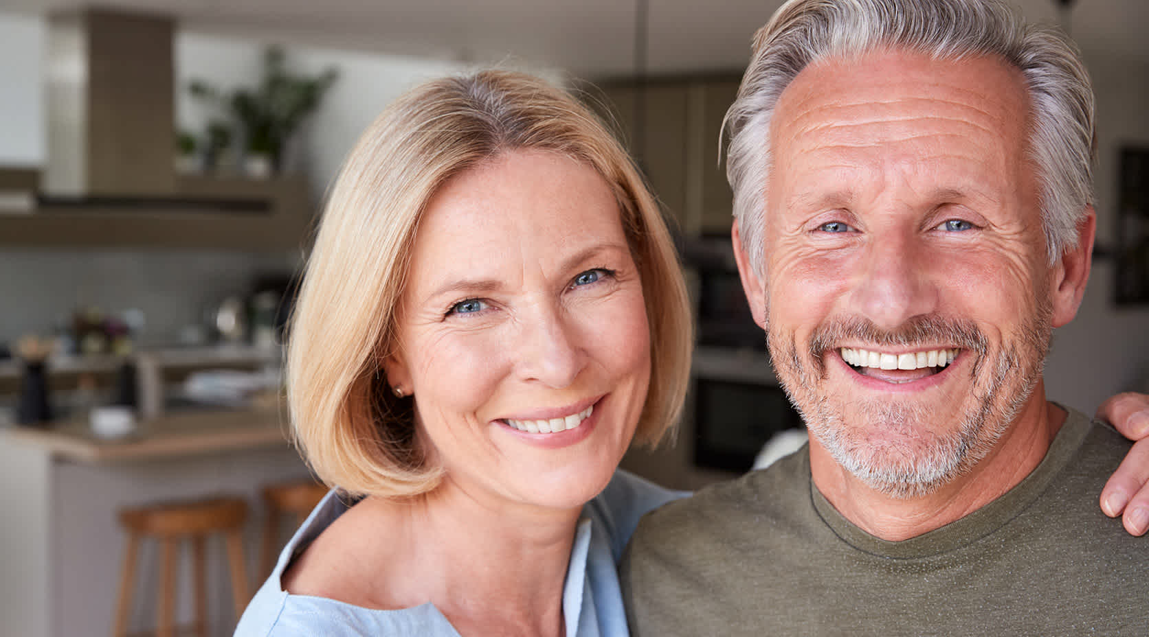 Best-Ager-Paar freut sich über neue Heizung